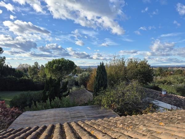 Eyragues (13630) EYRAGUES (13630) - MAISON EN POSITION DOMINANTE AVEC PISCINE SUR BEAU TERRAIN DE 2350 M2