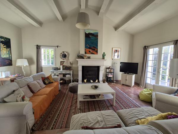 Eyragues (13630) EYRAGUES (13630) - MAISON EN POSITION DOMINANTE AVEC PISCINE SUR BEAU TERRAIN DE 2350 M2