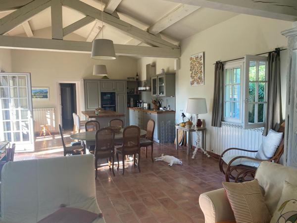 Eyragues (13630) EYRAGUES (13630) - MAISON EN POSITION DOMINANTE AVEC PISCINE SUR BEAU TERRAIN DE 2350 M2