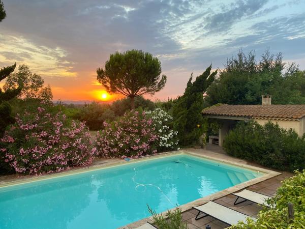 Eyragues (13630) EYRAGUES (13630) - MAISON EN POSITION DOMINANTE AVEC PISCINE SUR BEAU TERRAIN DE 2350 M2