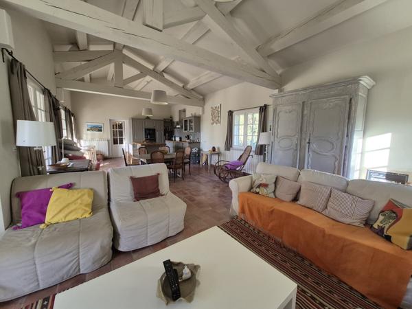 Eyragues (13630) EYRAGUES (13630) - MAISON EN POSITION DOMINANTE AVEC PISCINE SUR BEAU TERRAIN DE 2350 M2