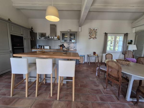 Eyragues (13630) EYRAGUES (13630) - MAISON EN POSITION DOMINANTE AVEC PISCINE SUR BEAU TERRAIN DE 2350 M2