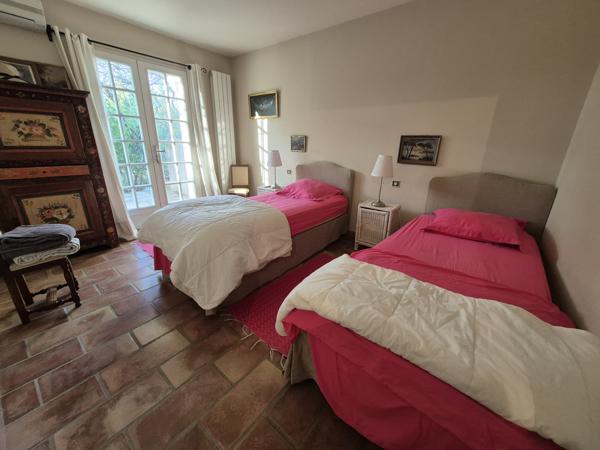 Eyragues (13630) EYRAGUES (13630) - MAISON EN POSITION DOMINANTE AVEC PISCINE SUR BEAU TERRAIN DE 2350 M2