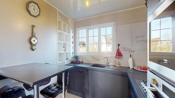 Maison au calme en impasse – Plain-pied surélevé avec terrasse plein sud et vue dégagée