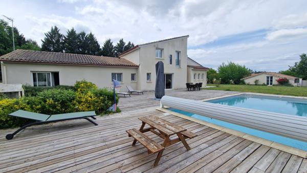 Belle maison familiale avec piscine et grand terrain clos de 2 447 m² !