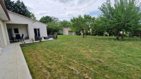 Belle maison familiale avec piscine et grand terrain clos de 2 447 m² !