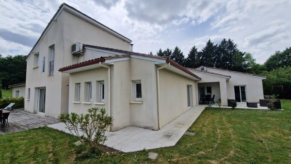 Belle maison familiale avec piscine et grand terrain clos de 2 447 m² !