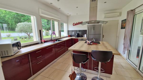 Belle maison familiale avec piscine et grand terrain clos de 2 447 m² !