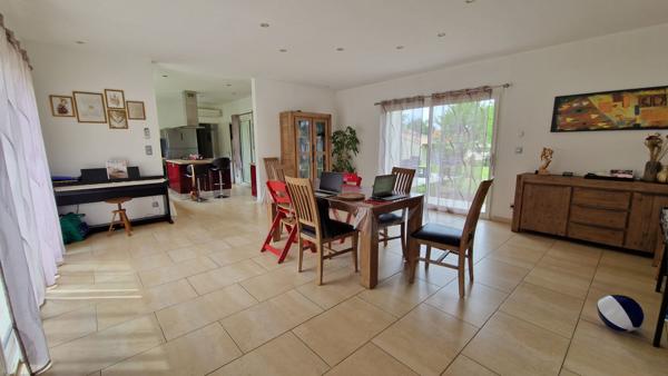 Belle maison familiale avec piscine et grand terrain clos de 2 447 m² !