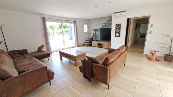 Belle maison familiale avec piscine et grand terrain clos de 2 447 m² !