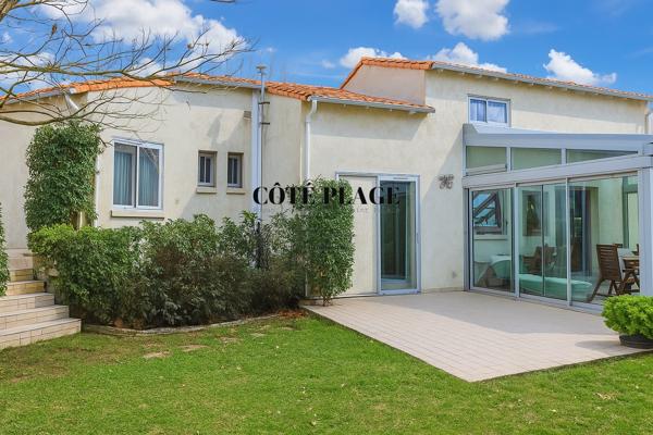 VAUX-SUR-MER VILLA FAMILIALE 1978 D'ARCHITECTE RENOVEE - 800 M PLAGE DE NAUZAN AU PRIX DE 836 000 € FAI