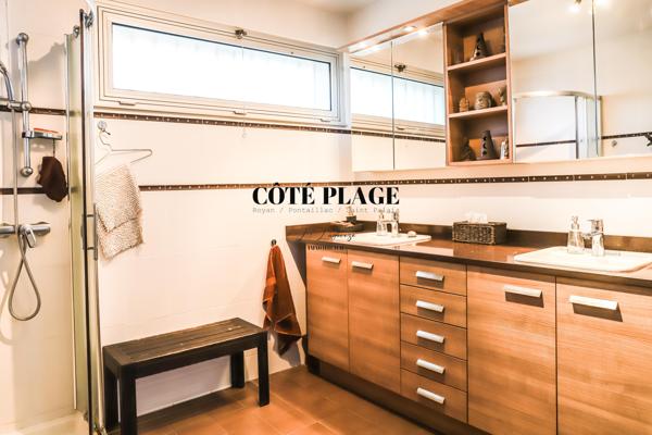 VAUX-SUR-MER VILLA FAMILIALE 1978 D'ARCHITECTE RENOVEE - 800 M PLAGE DE NAUZAN AU PRIX DE 836 000 € FAI