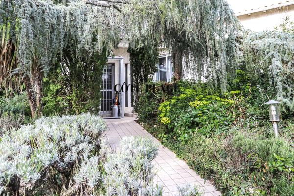 VAUX-SUR-MER VILLA FAMILIALE 1978 D'ARCHITECTE RENOVEE - 800 M PLAGE DE NAUZAN AU PRIX DE 836 000 € FAI