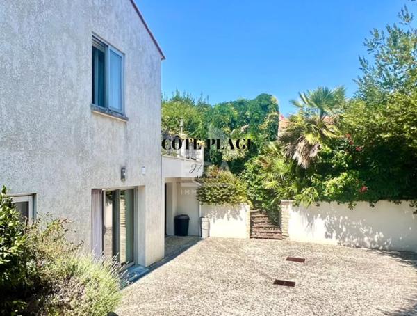 VAUX-SUR-MER VILLA FAMILIALE 1978 D'ARCHITECTE RENOVEE - 800 M PLAGE DE NAUZAN AU PRIX DE 836 000 € FAI