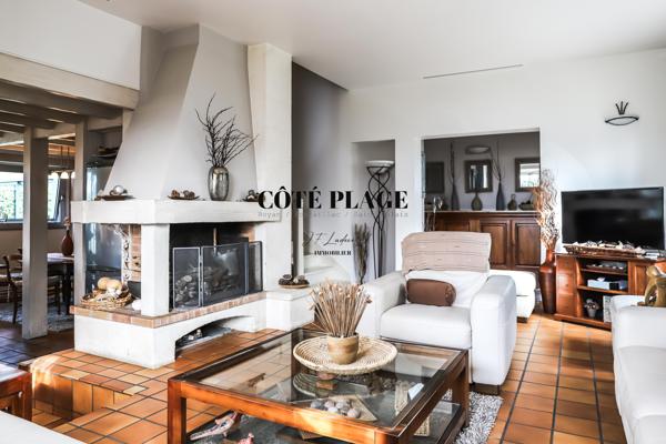 VAUX-SUR-MER VILLA FAMILIALE 1978 D'ARCHITECTE RENOVEE - 800 M PLAGE DE NAUZAN AU PRIX DE 836 000 € FAI