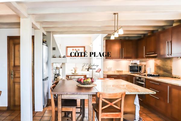 VAUX-SUR-MER VILLA FAMILIALE 1978 D'ARCHITECTE RENOVEE - 800 M PLAGE DE NAUZAN AU PRIX DE 836 000 € FAI