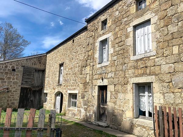 Ancien corps de ferme  a renover  dans hameau de lapte environnement calme