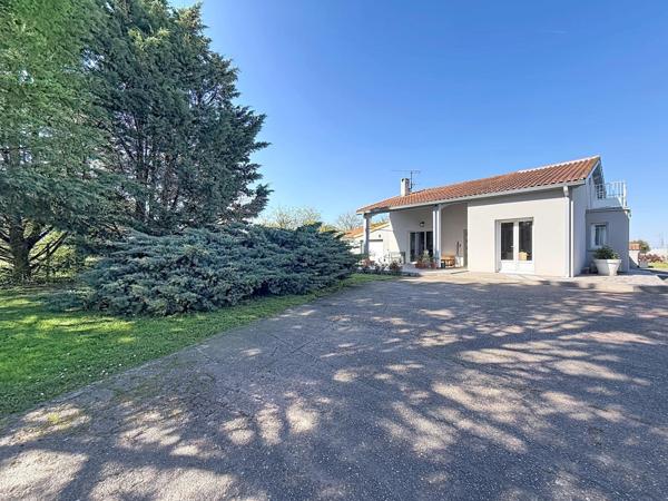 Maison familiale avec grand jardin et piscine au calme