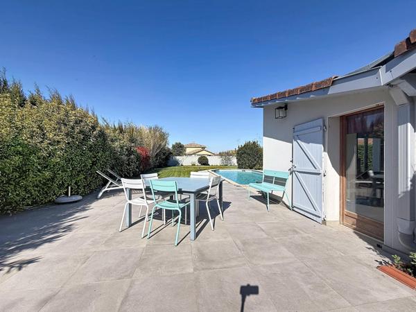 Maison familiale avec grand jardin et piscine au calme