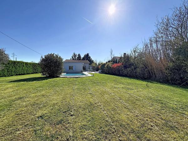 Maison familiale avec grand jardin et piscine au calme