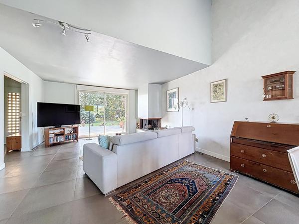 Maison familiale avec grand jardin et piscine au calme