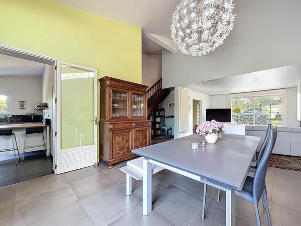 Maison familiale avec grand jardin et piscine au calme