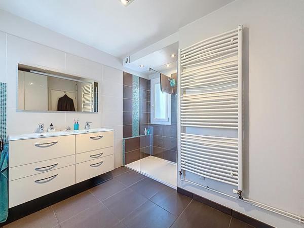 Maison familiale avec grand jardin et piscine au calme