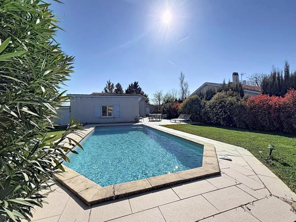 Maison familiale avec grand jardin et piscine au calme