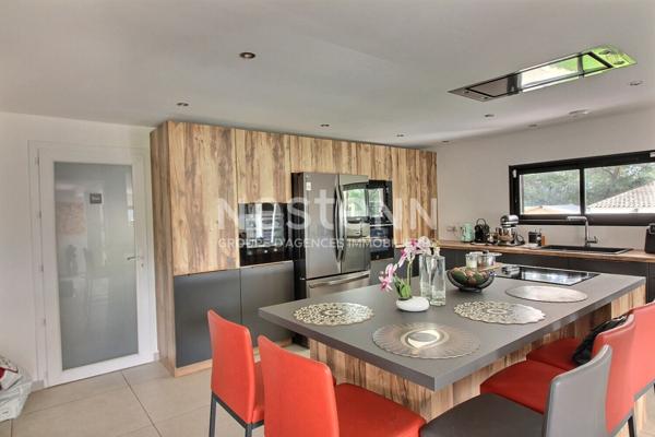 Maison Bouc Bel Air 7 pièces 206 m2 sur une parcelle de 2400 m² + piscine, jacuzzi