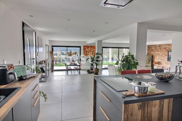 Maison Bouc Bel Air 7 pièces 206 m2 sur une parcelle de 2400 m² + piscine, jacuzzi