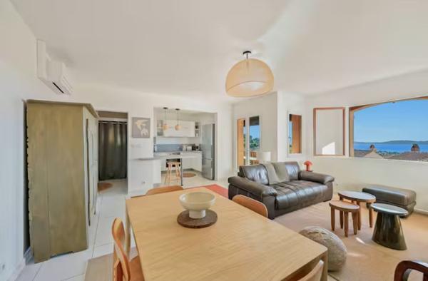 Maison meublée Carqueiranne 3 pièce(s) 73.33 m2 vue mer.