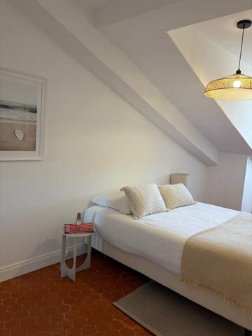 Cannes Quartier Carnot - Dernier étage - 3 pièces - 95 m² au sol (68m² habitables) - Charme de l'ancien