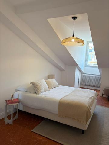 Cannes Quartier Carnot - Dernier étage - 3 pièces - 95 m² au sol (68m² habitables) - Charme de l'ancien