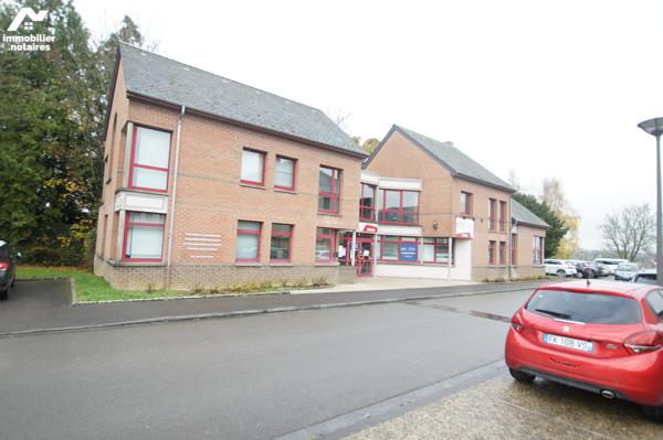 Bâtiment en briques sur terre-plein.
RDC : 189,45 m² 
1er étage : 136,78 m²
Total : 326,23 m²