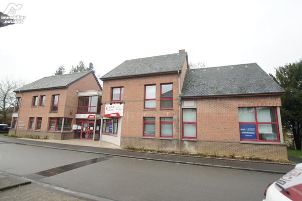 Bâtiment en briques sur terre-plein.
RDC : 189,45 m² 
1er étage : 136,78 m²
Total : 326,23 m²