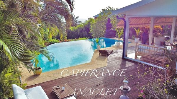 ❤️COUP DE CŒUR❤️ À vendre – Villa contemporaine avec piscine à débordement, vue mer et dépendance locative 97222 CASE-PILOTE