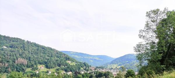 Rare, ce superbe terrain à bâtir, enclos, au calme avec sa vue dégagée panoramique sur la vallée et les massifs