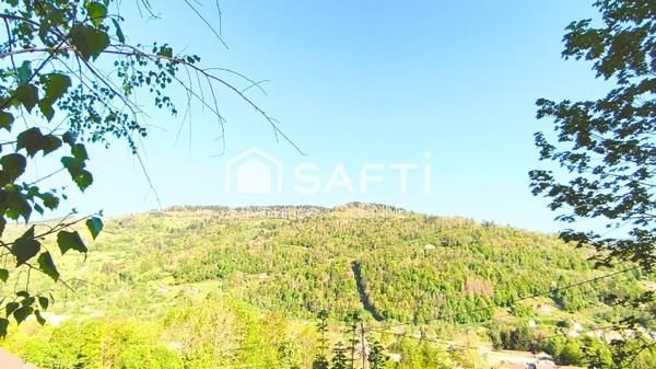 Rare, ce superbe terrain à bâtir, enclos, au calme avec sa vue dégagée panoramique sur la vallée et les massifs