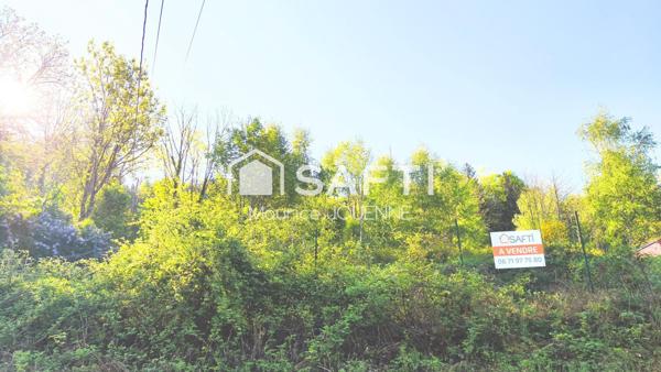 Rare, ce superbe terrain à bâtir, enclos, au calme avec sa vue dégagée panoramique sur la vallée et les massifs
