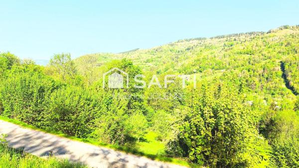 Rare, ce superbe terrain à bâtir, enclos, au calme avec sa vue dégagée panoramique sur la vallée et les massifs