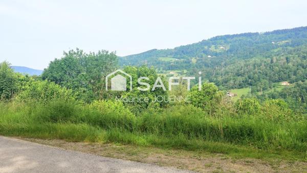 Rare, ce superbe terrain à bâtir, enclos, au calme avec sa vue dégagée panoramique sur la vallée et les massifs