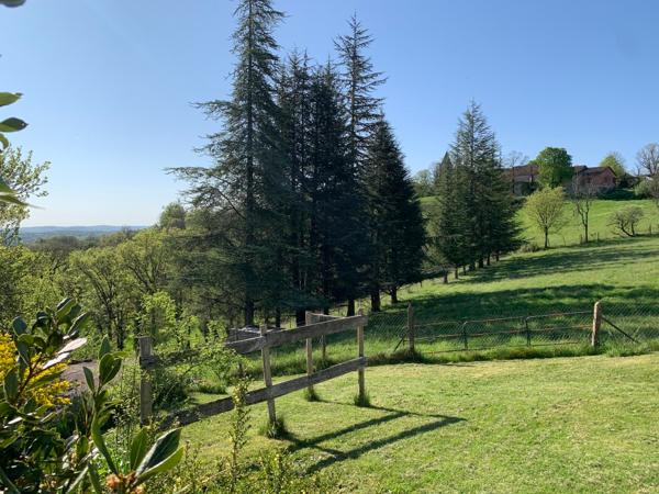Maison et grange, sans travaux, sur 1 ha de terrain avec source, puits et vue dominante
