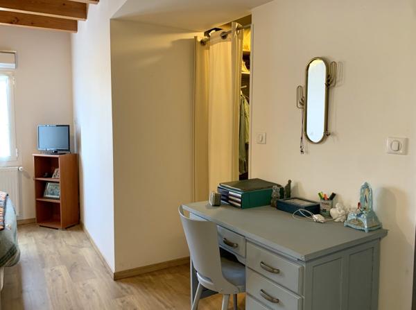 Maison et grange, sans travaux, sur 1 ha de terrain avec source, puits et vue dominante