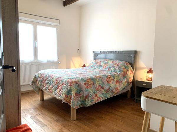 Maison et grange, sans travaux, sur 1 ha de terrain avec source, puits et vue dominante