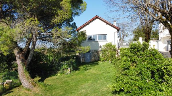 Maison et grange, sans travaux, sur 1 ha de terrain avec source, puits et vue dominante