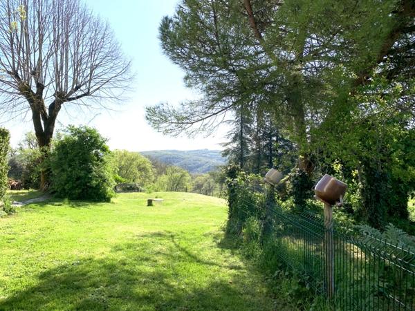 Maison et grange, sans travaux, sur 1 ha de terrain avec source, puits et vue dominante