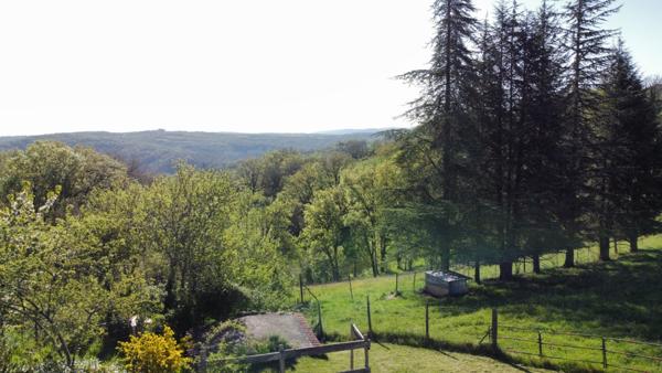 Maison et grange, sans travaux, sur 1 ha de terrain avec source, puits et vue dominante