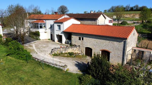 Maison et grange, sans travaux, sur 1 ha de terrain avec source, puits et vue dominante