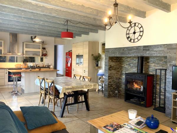 Maison et grange, sans travaux, sur 1 ha de terrain avec source, puits et vue dominante