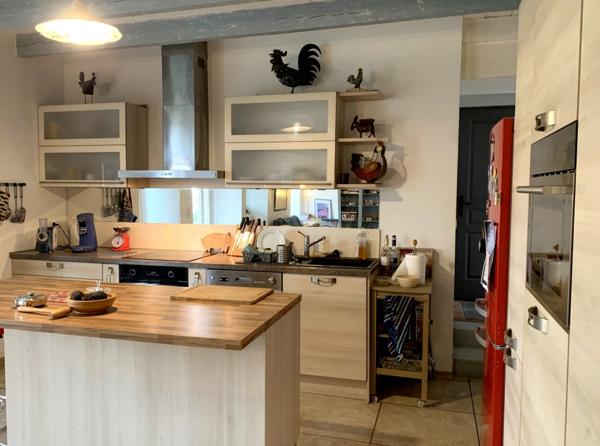 Maison et grange, sans travaux, sur 1 ha de terrain avec source, puits et vue dominante